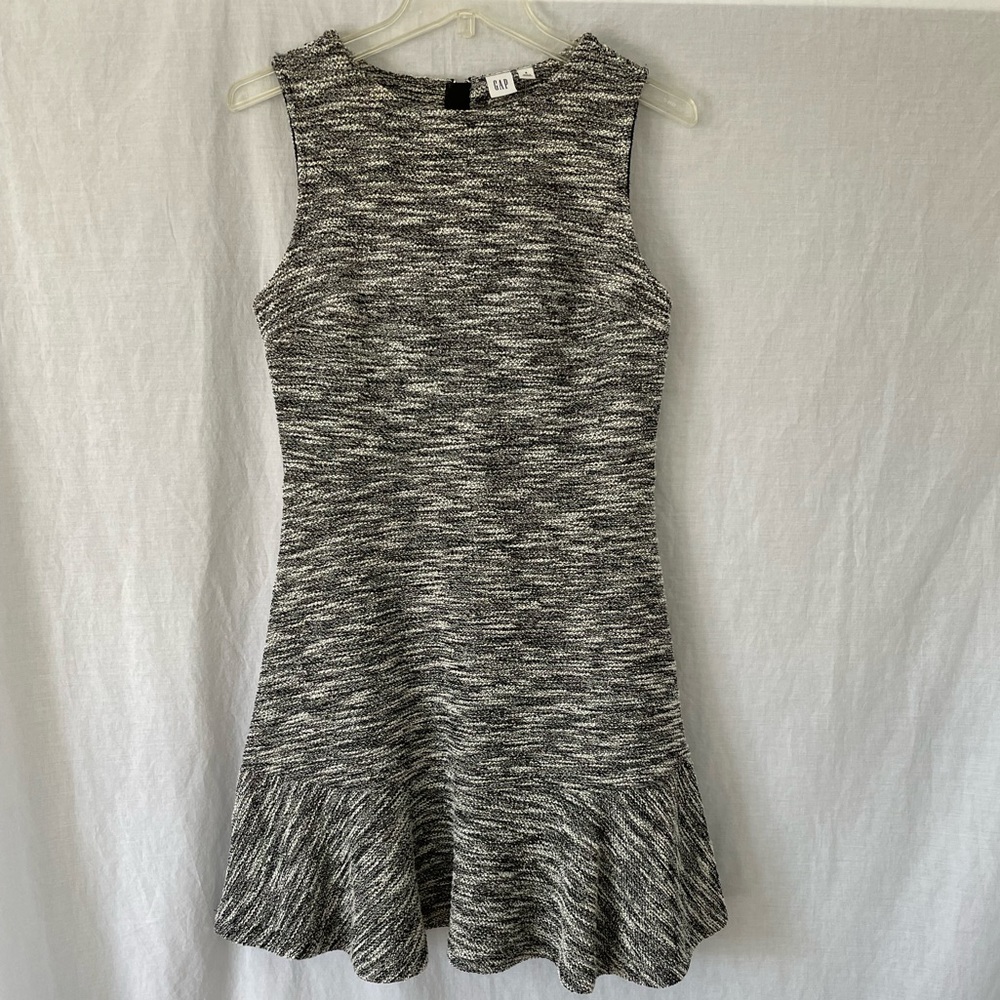 Ladies GAP dress. Size 6. NWT.